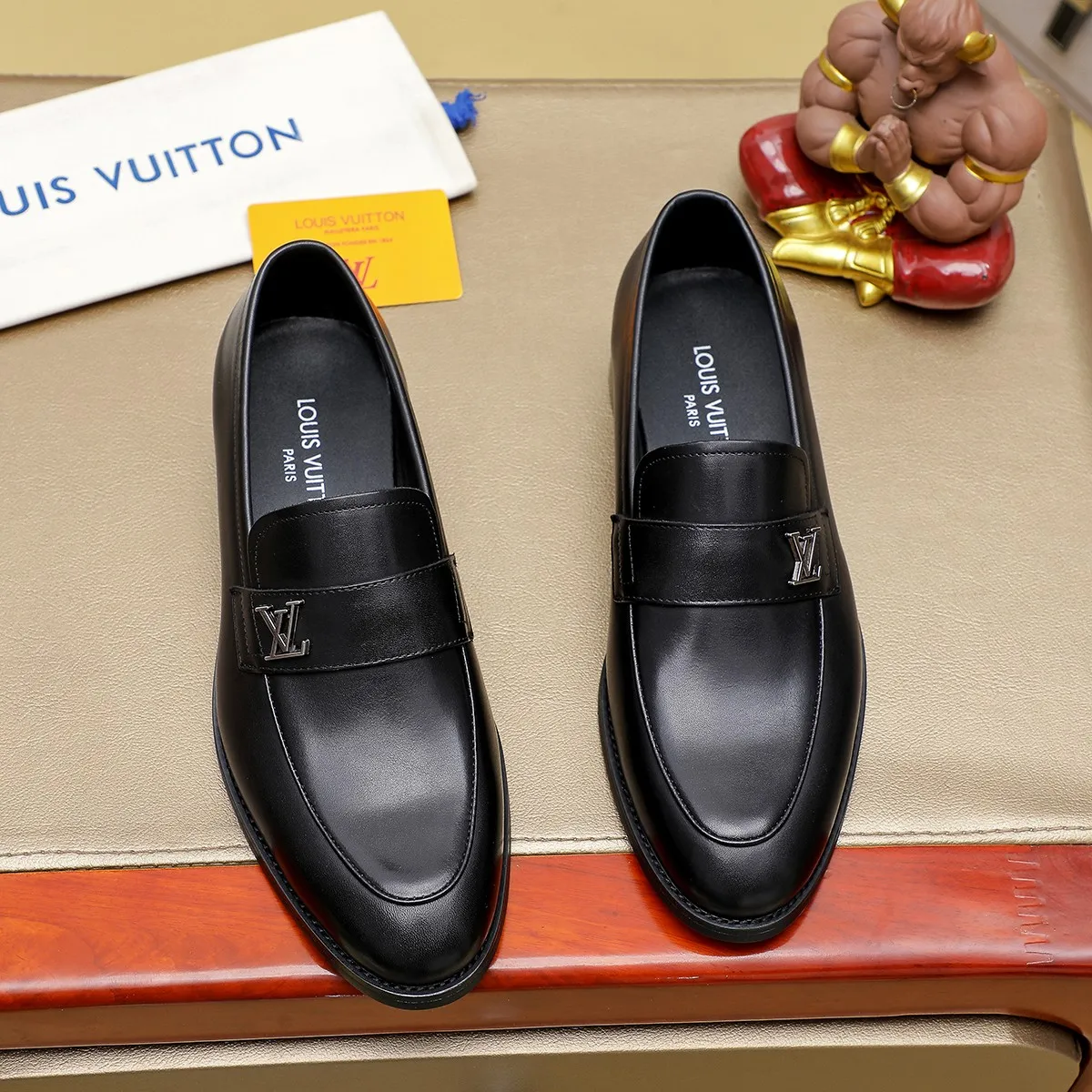 Men's Men's Shoes 💰420 💰[Louis Vuitton] LV high-end business formal leather shoes! ! Luxurious and elegant style, equal emphasis on practicality and style, professional focus on details and quality, counter original 1⃣️: 1⃣️ super accurate reproduction👍🏻! Material: The upper is made of imported original soft 🐂cowhide ➕imported first-layer sheepskin lining. Original anti-slip and wear-resistant outsole! Code number: 39--45, (38.46 custom-made) Large quantities in stock!